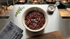 Karmelizowana czerwona cebula z balsamico – prosty dodatek do burgerów i serów