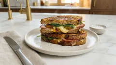 Kanapka hawajska z szynką i ananasem – ciepła, chrupiąca i gotowa w kilka minut