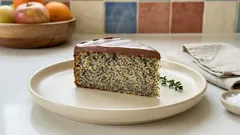 Makowiec japoński z jabłkami – wilgotny, bez mąki i z kremem czekoladowym